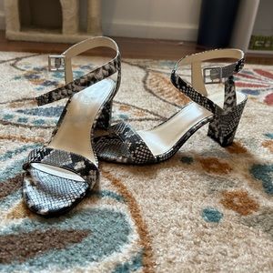 Snake print, Size 10